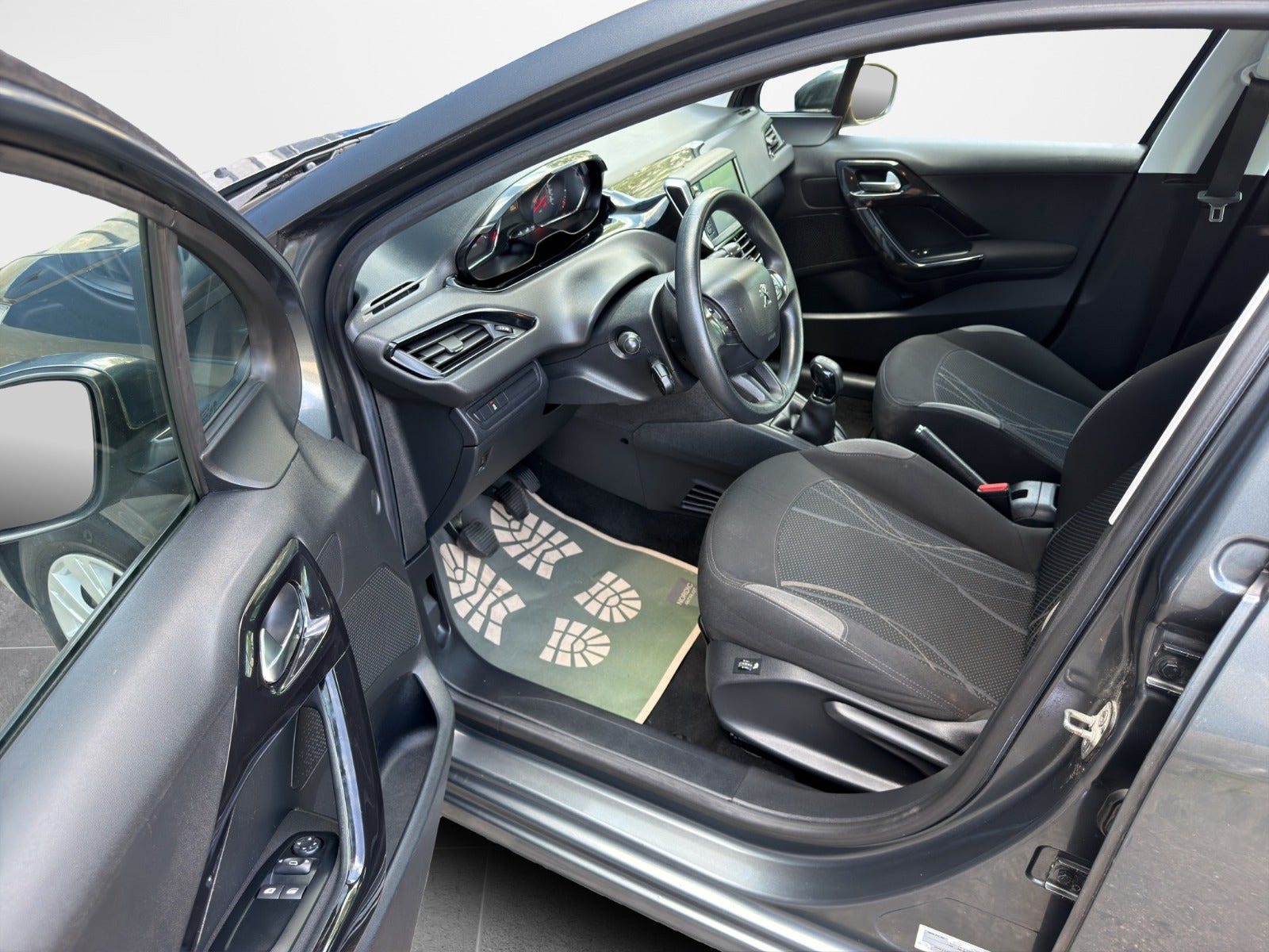 Grå Peugeot 208 fra 2013