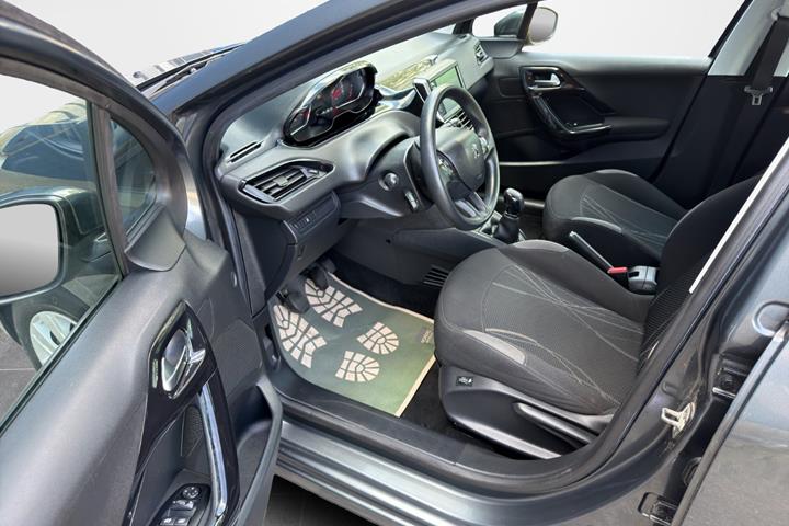 Grå Peugeot 208 fra 2013