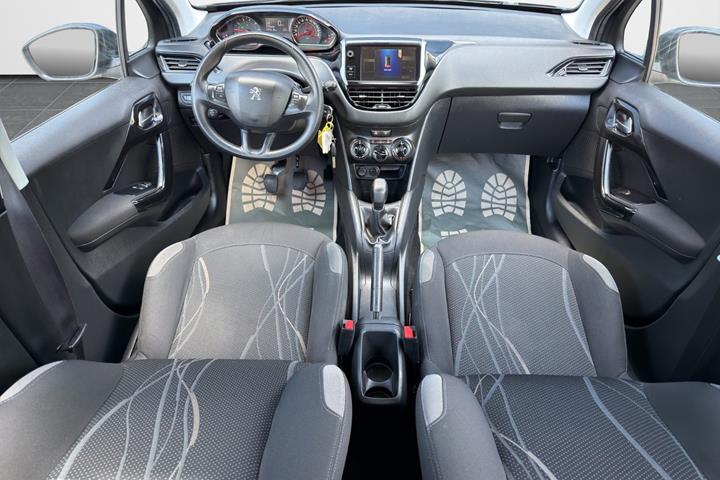 Grå Peugeot 208 fra 2013