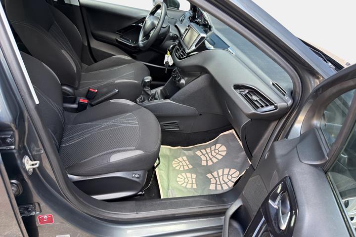 Grå Peugeot 208 fra 2013