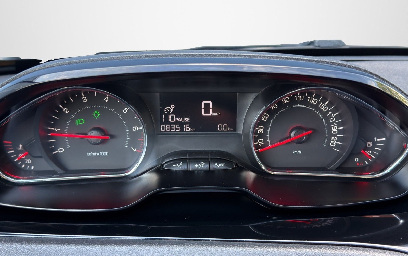 Grå Peugeot 208 fra 2013