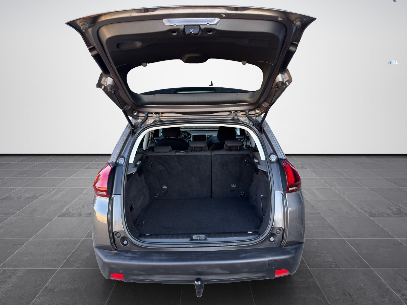 Grå Peugeot 2008 fra 2017