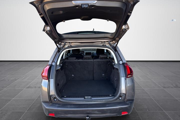 Grå Peugeot 2008 fra 2017