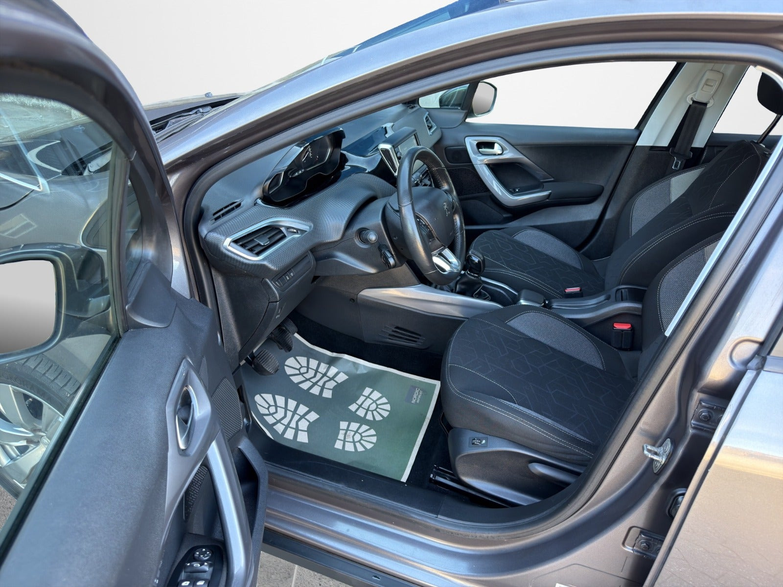 Grå Peugeot 2008 fra 2017