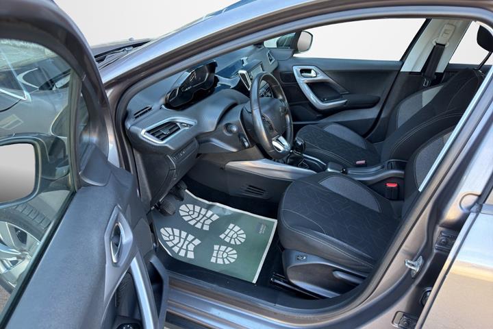 Grå Peugeot 2008 fra 2017