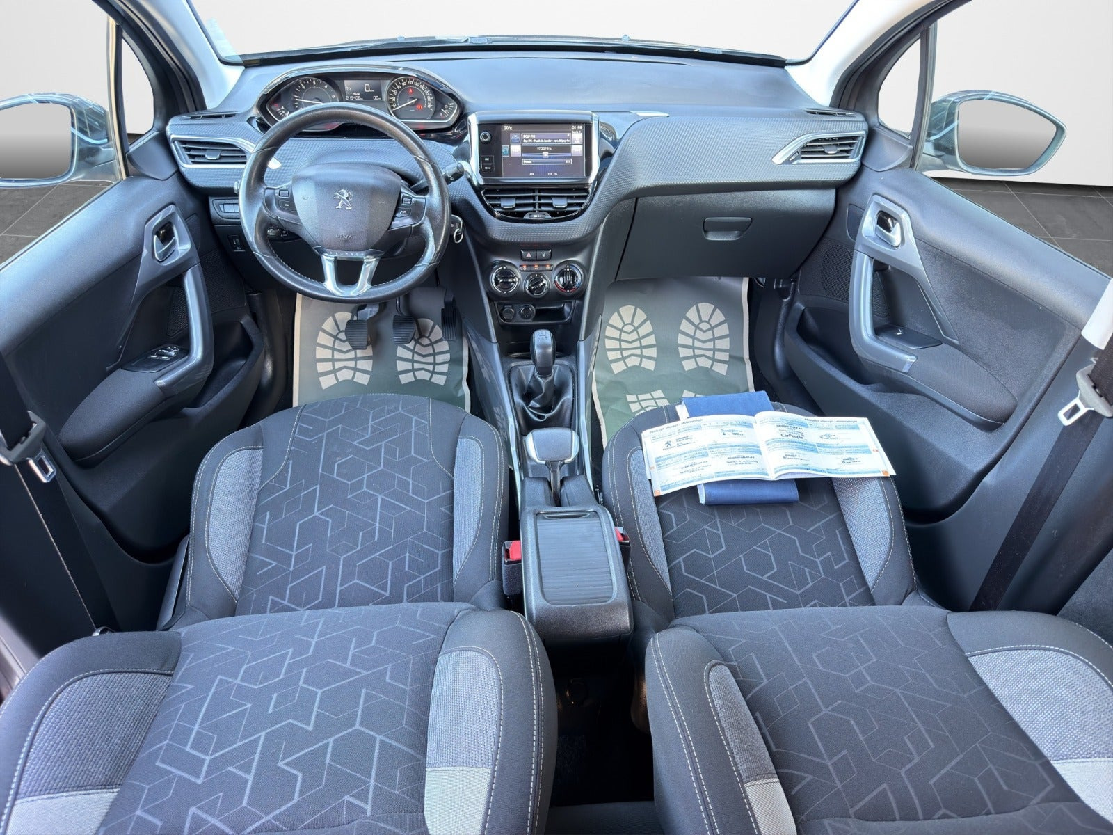 Grå Peugeot 2008 fra 2017
