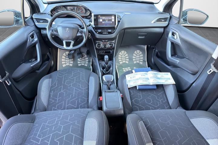 Grå Peugeot 2008 fra 2017