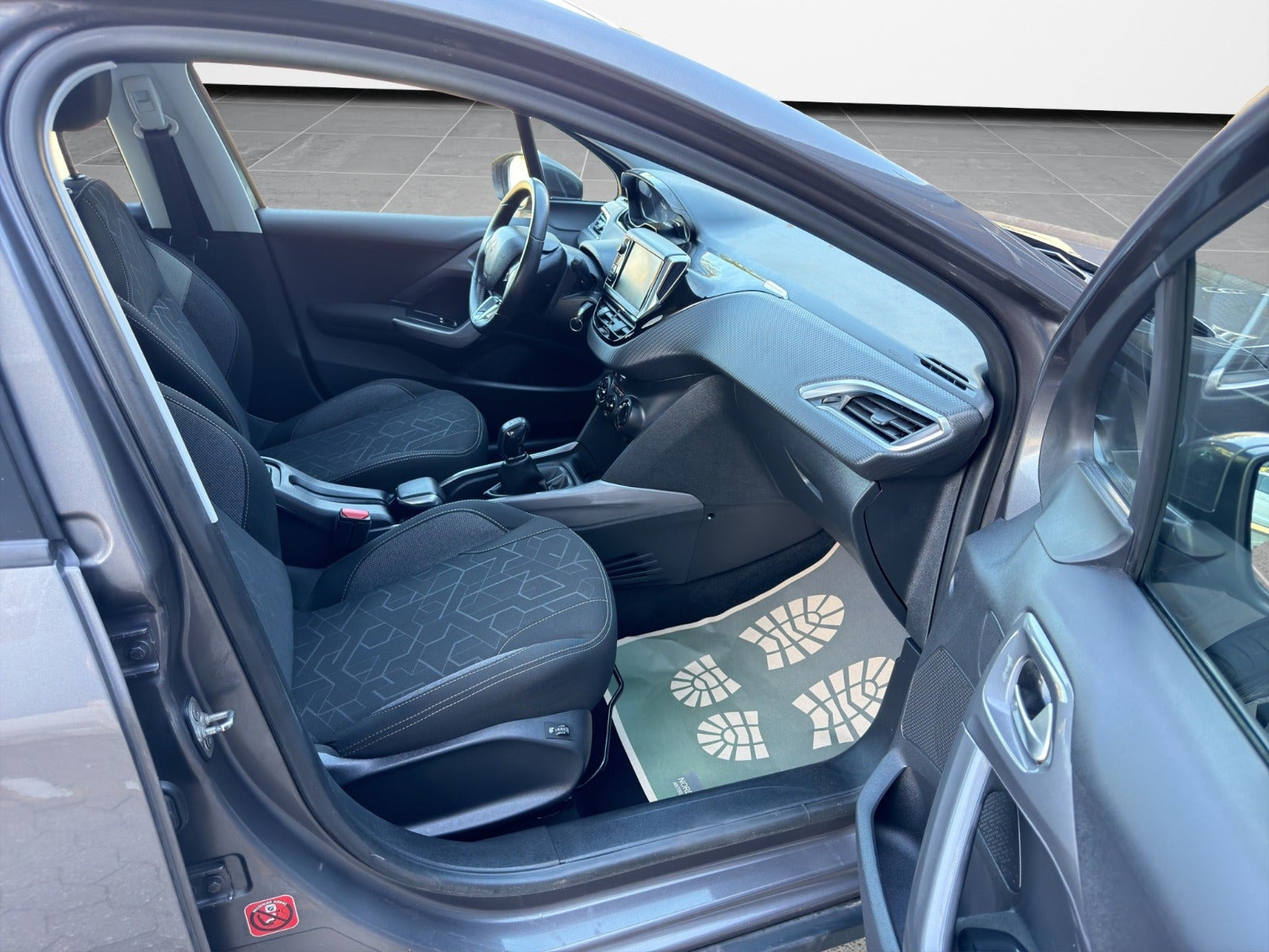 Grå Peugeot 2008 fra 2017