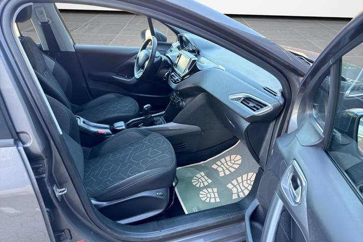 Grå Peugeot 2008 fra 2017