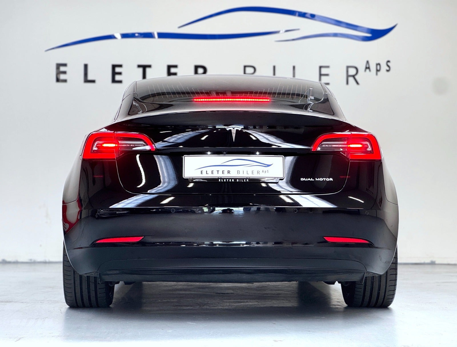 Sort Tesla Model 3 fra 2020