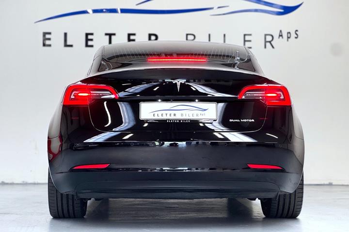 Sort Tesla Model 3 fra 2020