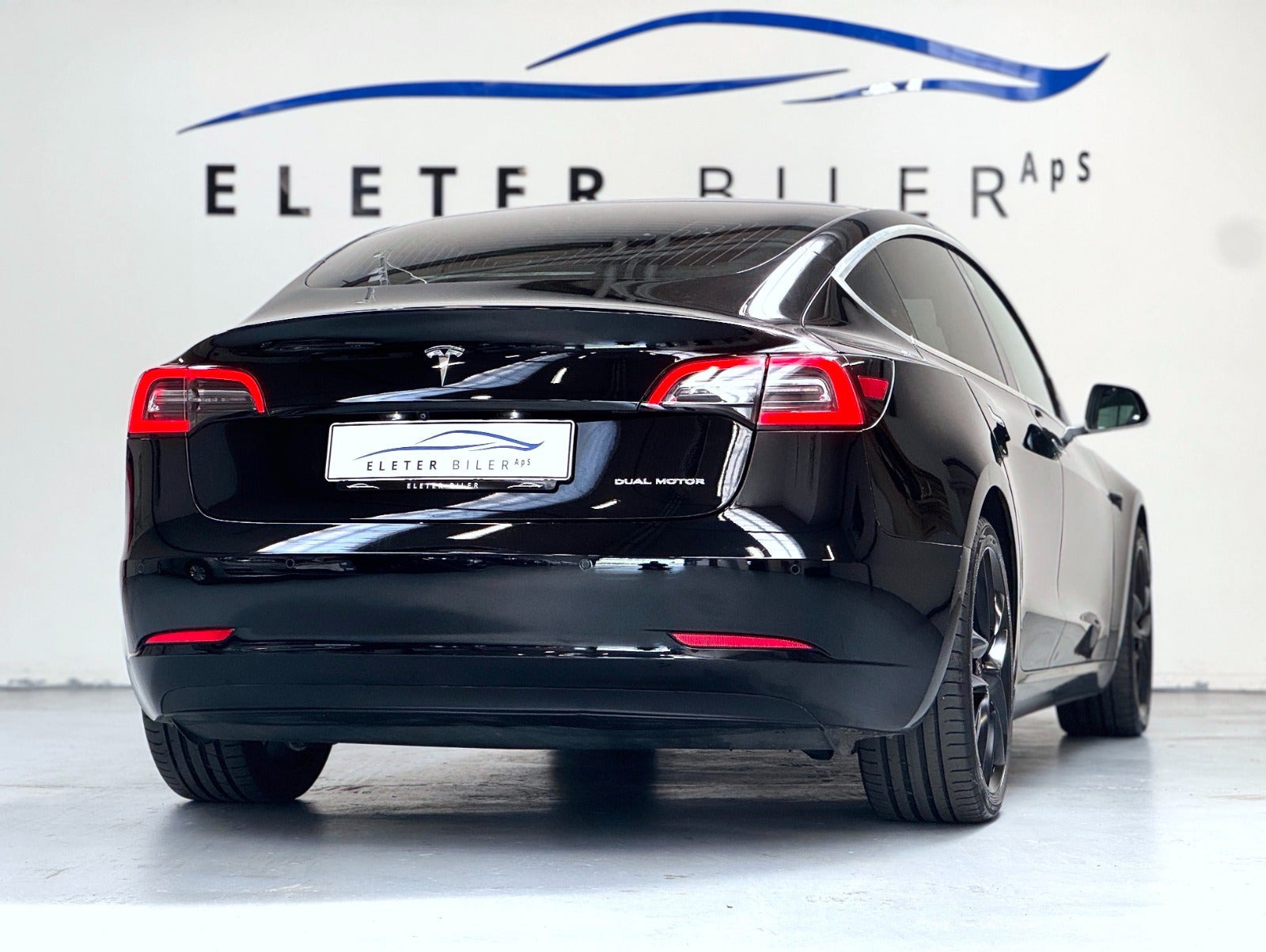 Sort Tesla Model 3 fra 2020