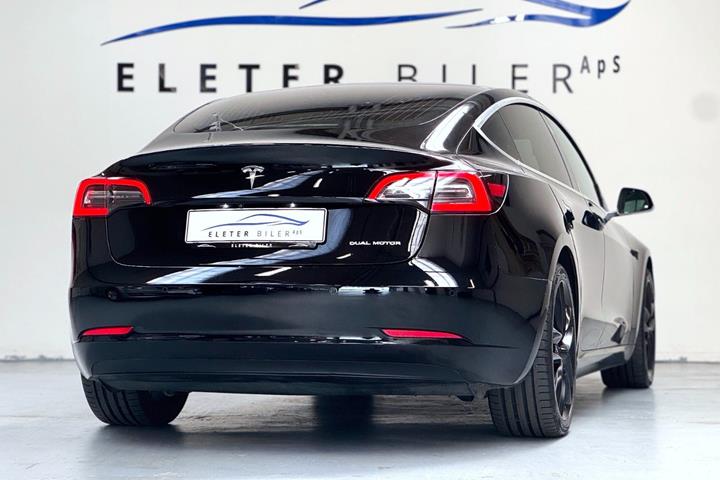 Sort Tesla Model 3 fra 2020