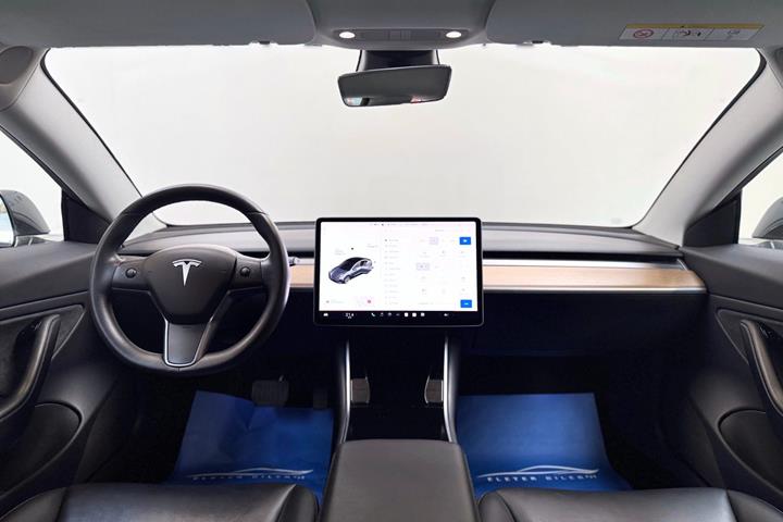 Sort Tesla Model 3 fra 2020
