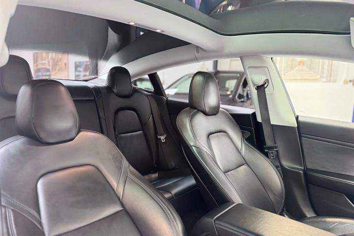 Sort Tesla Model 3 fra 2020