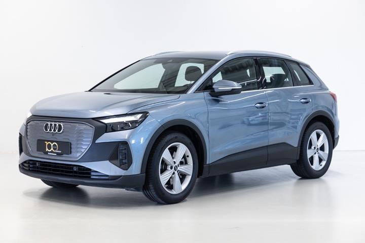 Blå Audi Q4 e-tron fra 2024 set udefra