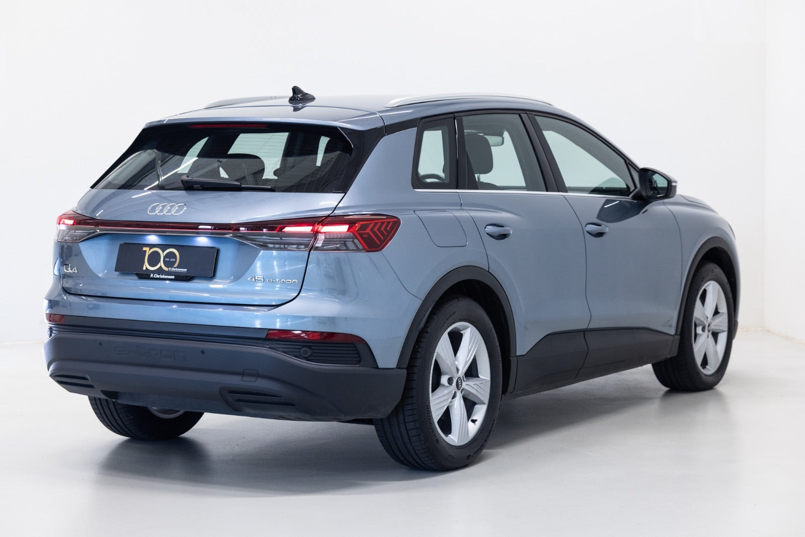 Blå Audi Q4 e-tron fra 2024