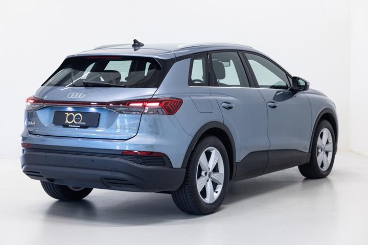 Blå Audi Q4 e-tron fra 2024