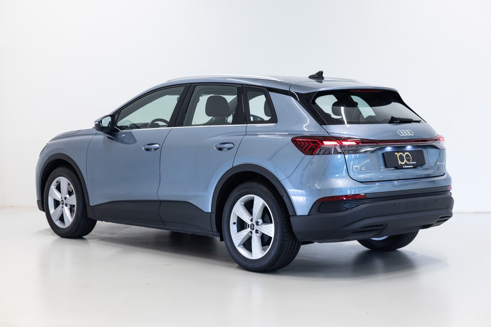 Blå Audi Q4 e-tron fra 2024