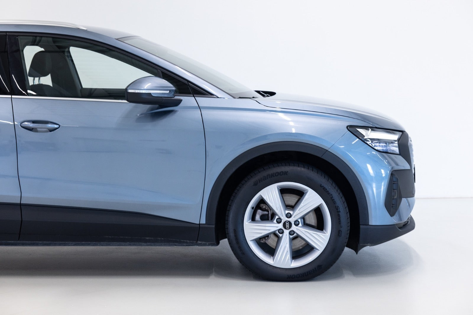 Blå Audi Q4 e-tron fra 2024