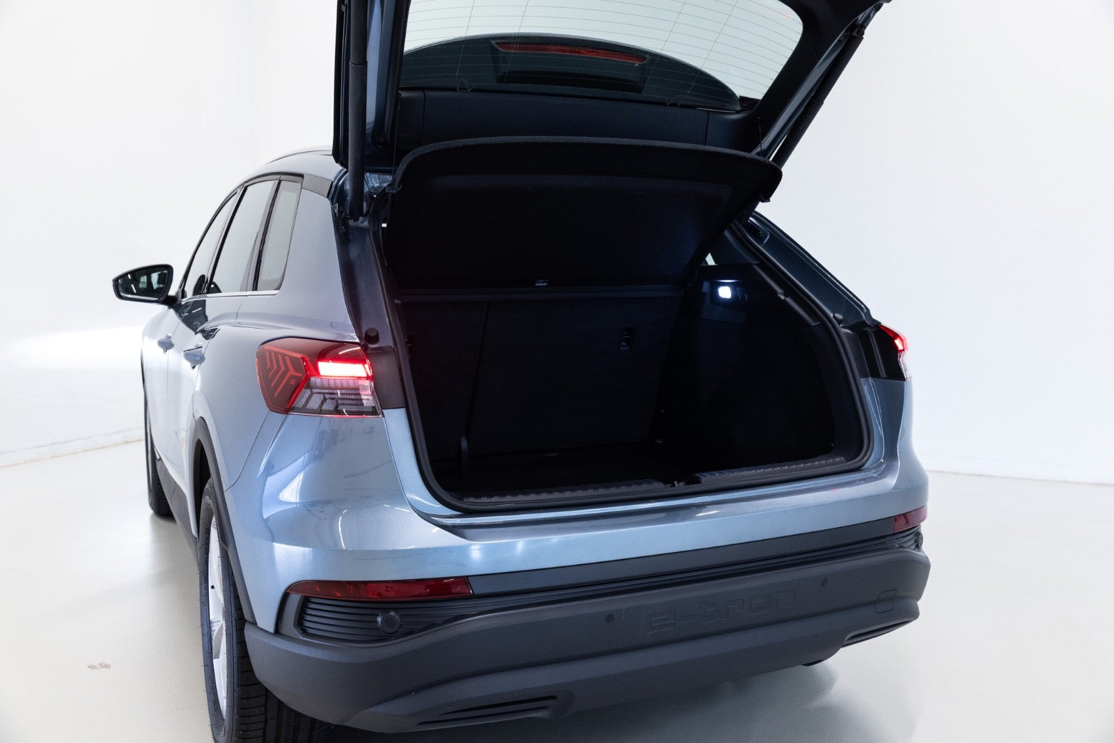 Blå Audi Q4 e-tron fra 2024