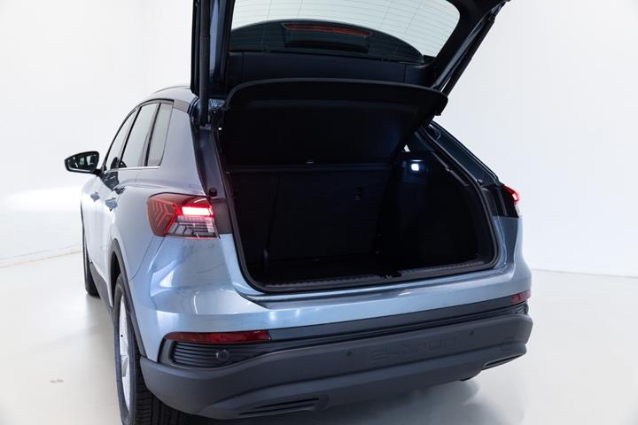 Blå Audi Q4 e-tron fra 2024