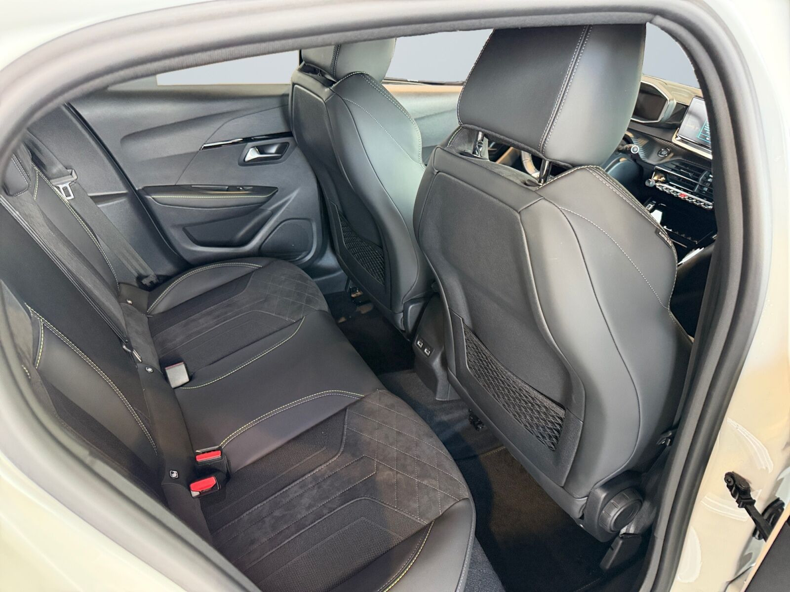 Hvid Peugeot e-208 fra 2021