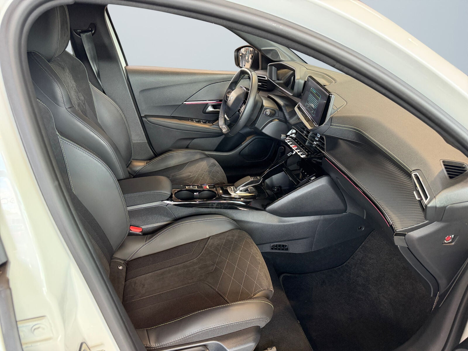 Hvid Peugeot e-208 fra 2021
