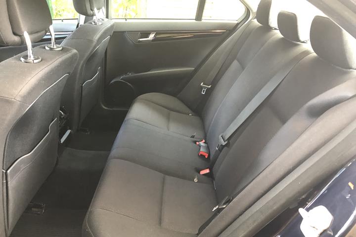 Blå Mercedes C180 fra 2010