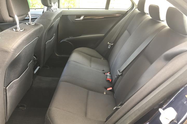 Blå Mercedes C180 fra 2010
