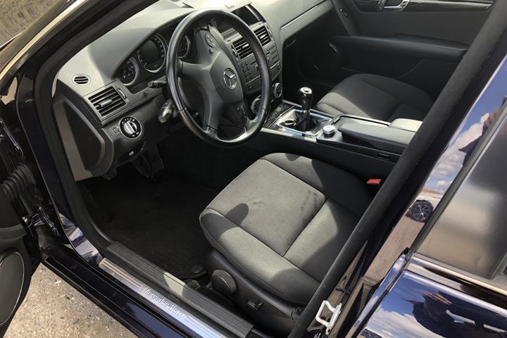 Blå Mercedes C180 fra 2010