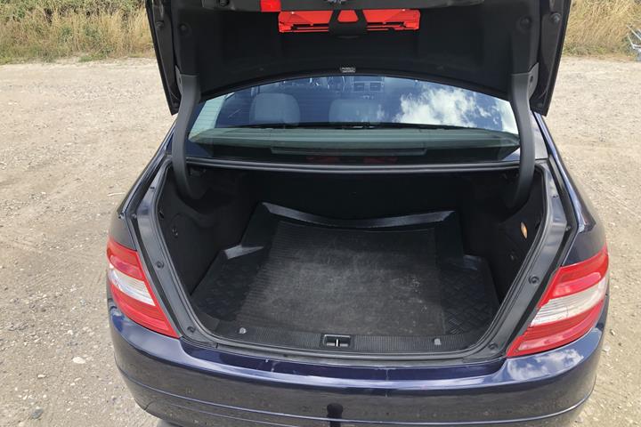 Blå Mercedes C180 fra 2010