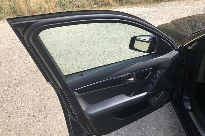 Blå Mercedes C180 fra 2010