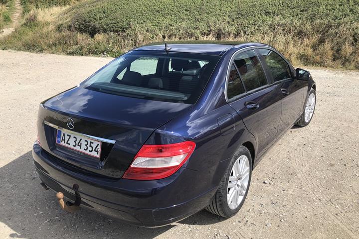 Blå Mercedes C180 fra 2010