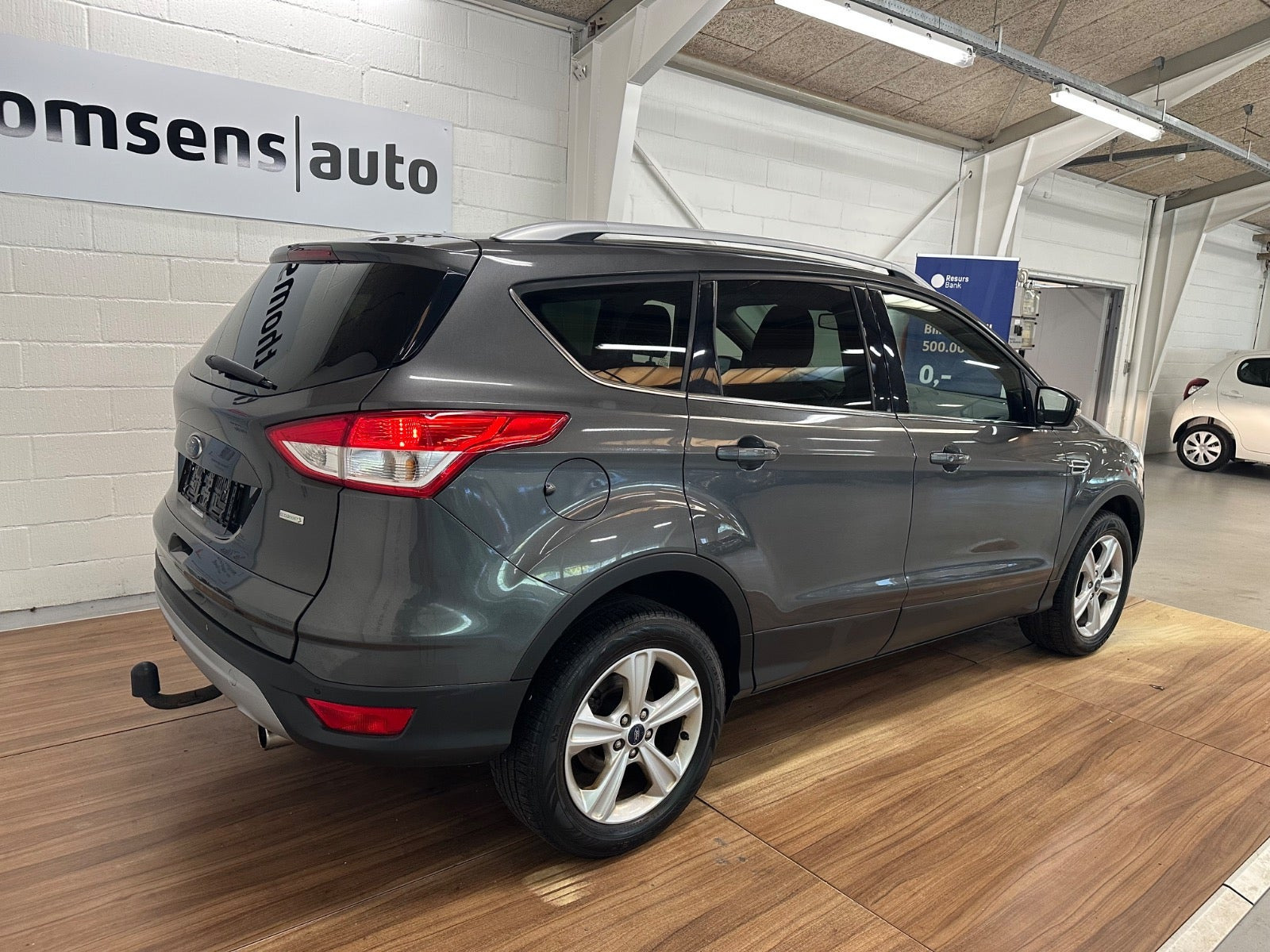Grå Ford Kuga fra 2016