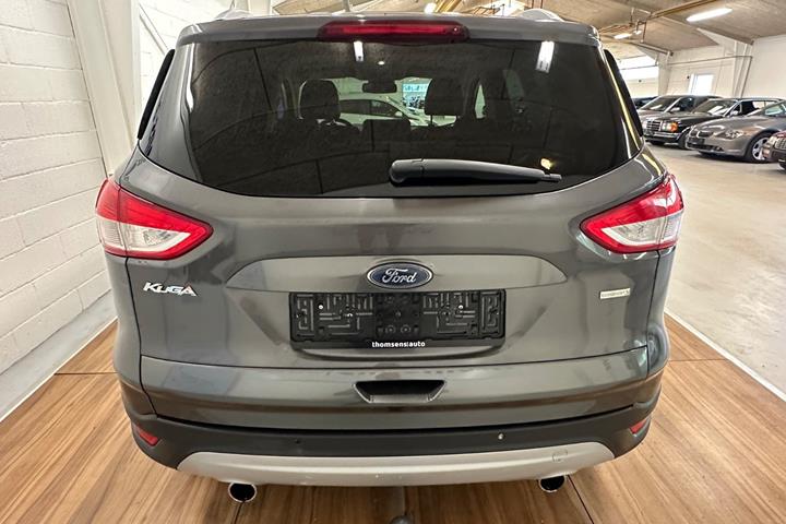 Grå Ford Kuga fra 2016