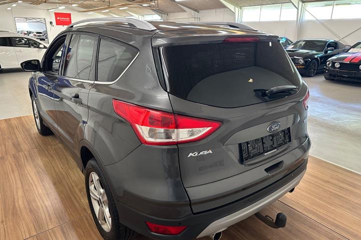 Grå Ford Kuga fra 2016