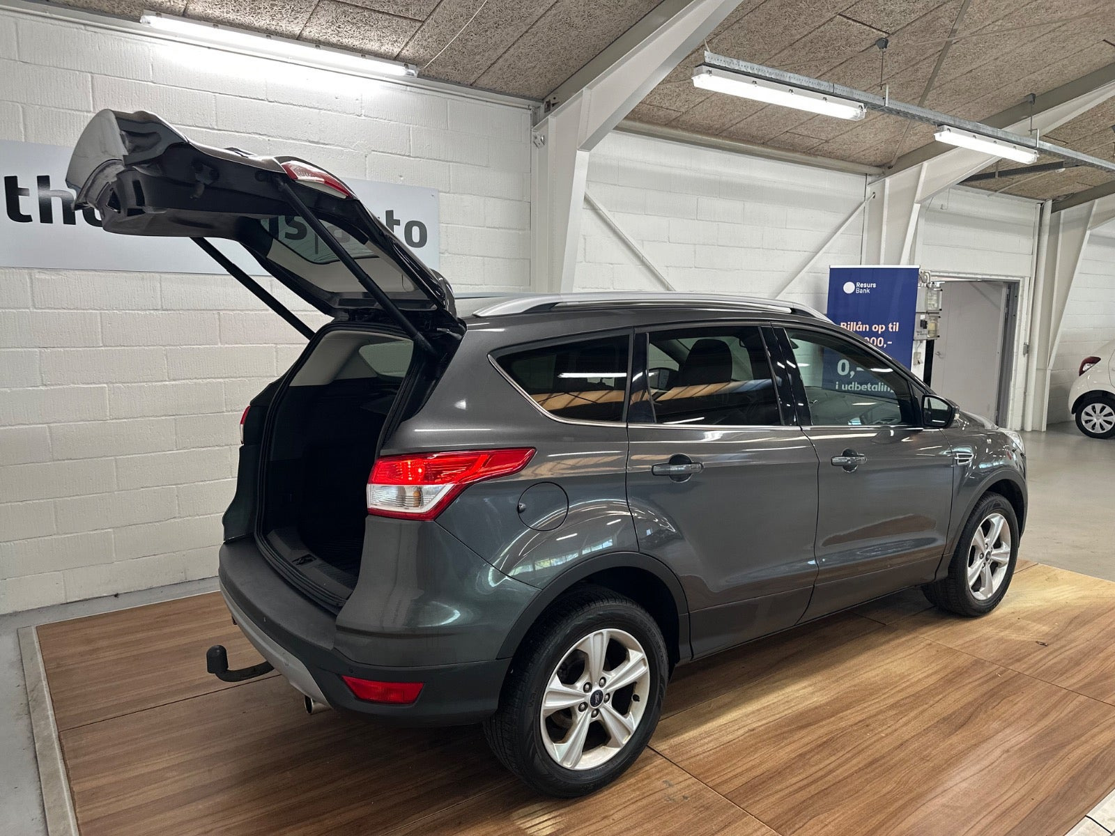 Grå Ford Kuga fra 2016