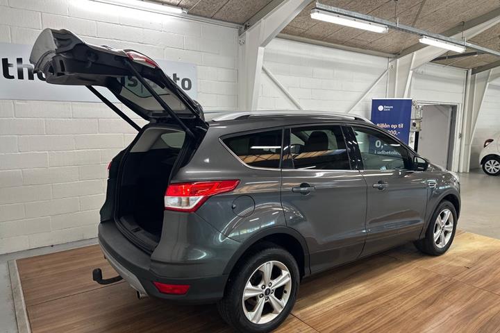 Grå Ford Kuga fra 2016
