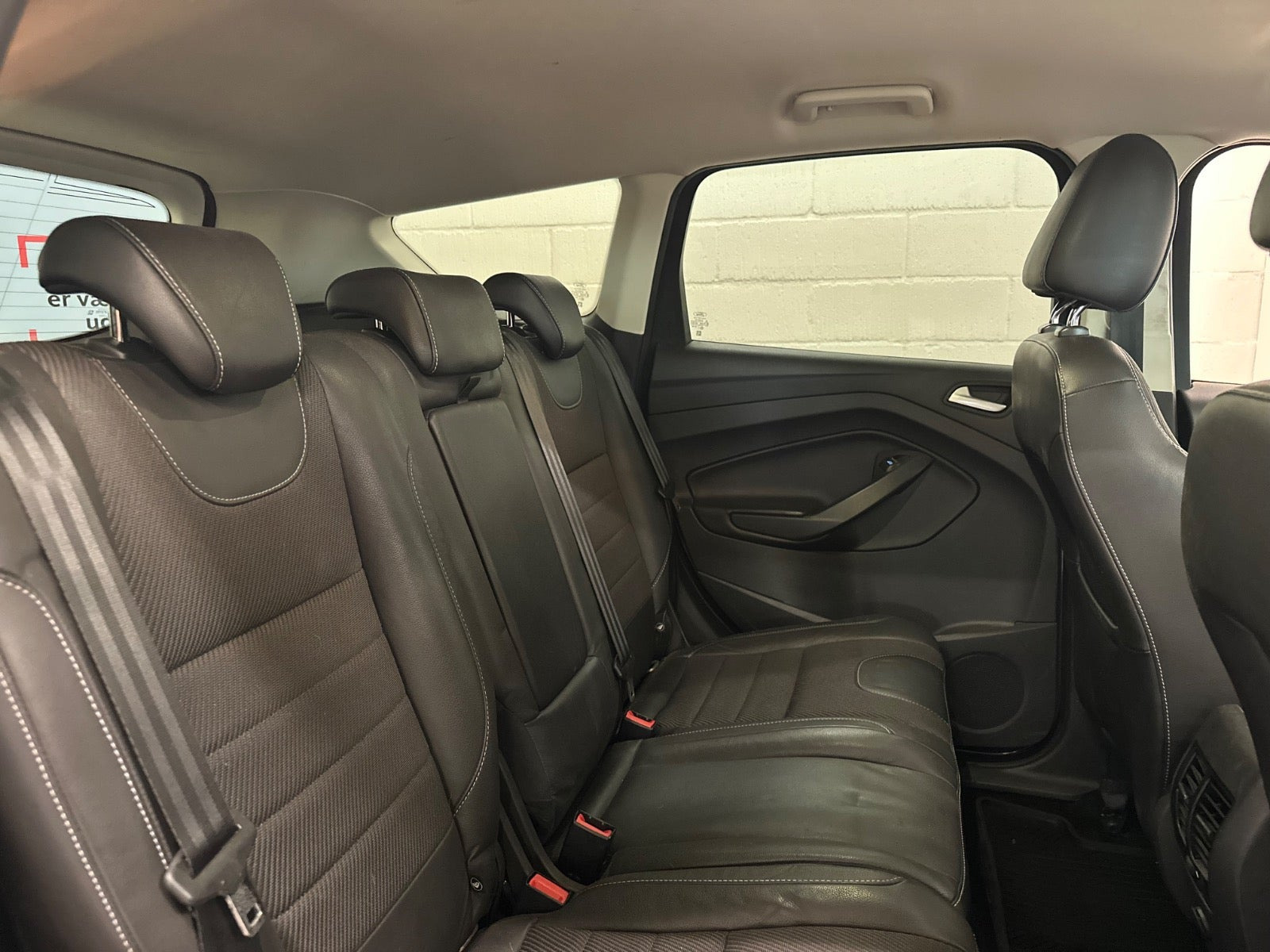 Grå Ford Kuga fra 2016
