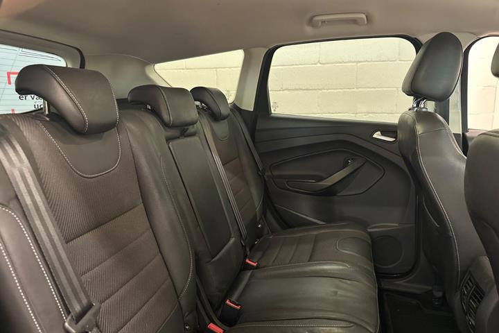 Grå Ford Kuga fra 2016