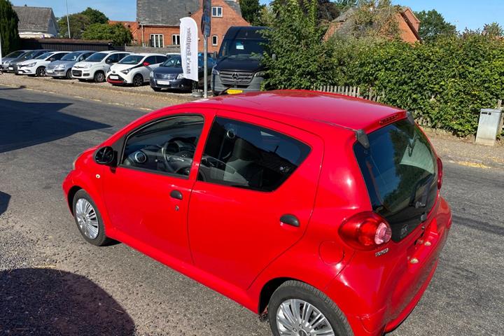 Gul Toyota Aygo fra 2007