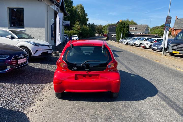 Gul Toyota Aygo fra 2007