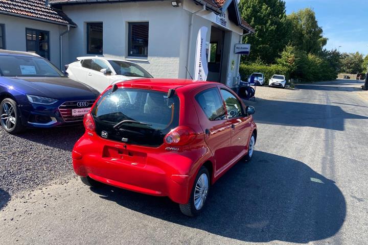 Gul Toyota Aygo fra 2007