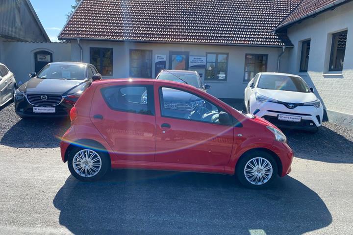 Gul Toyota Aygo fra 2007