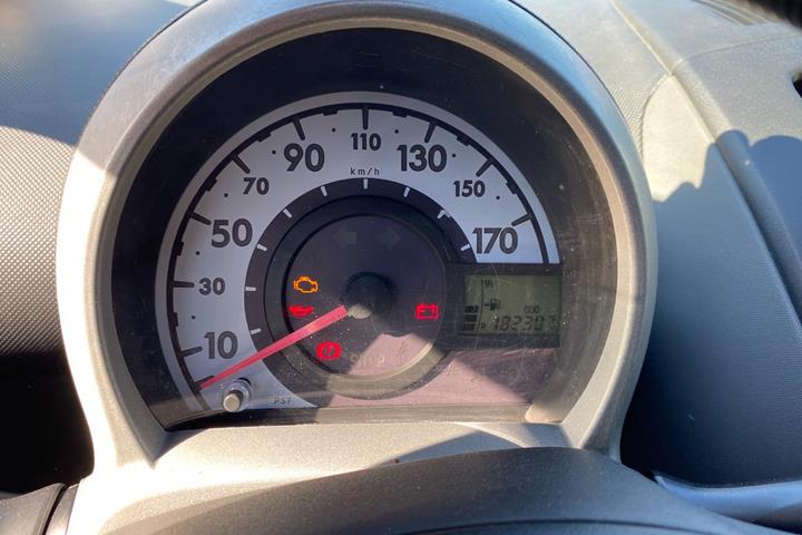 Gul Toyota Aygo fra 2007