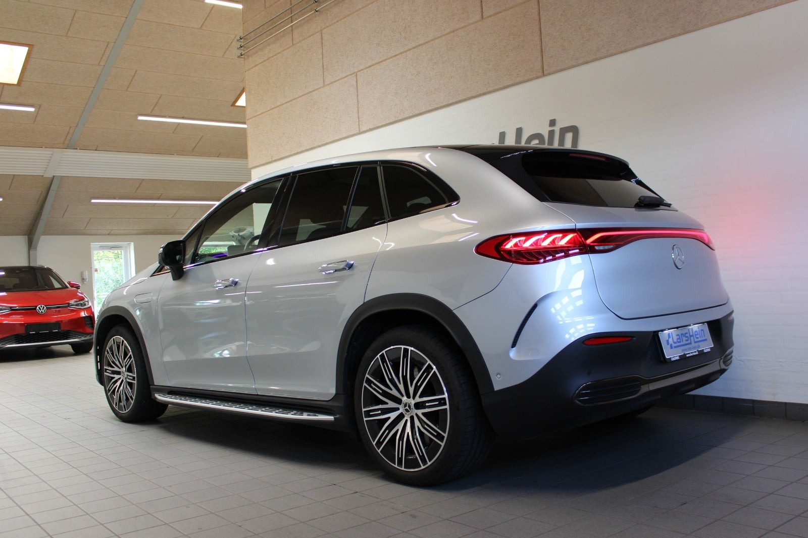 Sølv Mercedes EQE350 SUV fra 2023