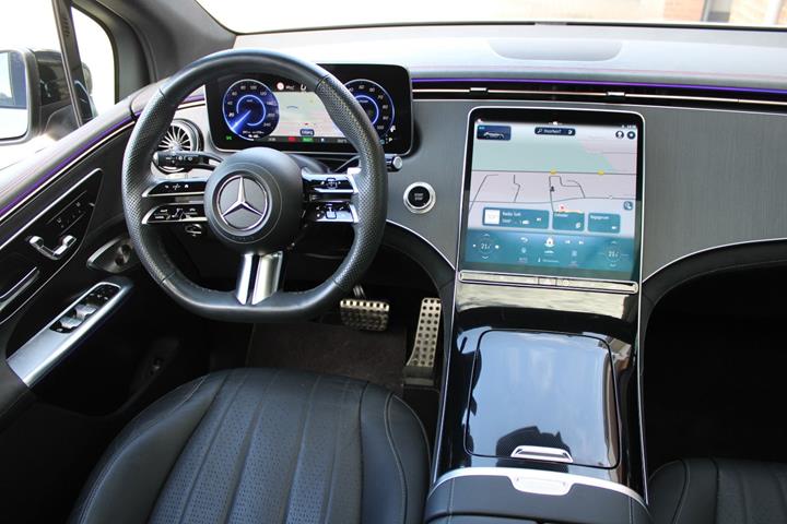 Sølv Mercedes EQE350 SUV fra 2023