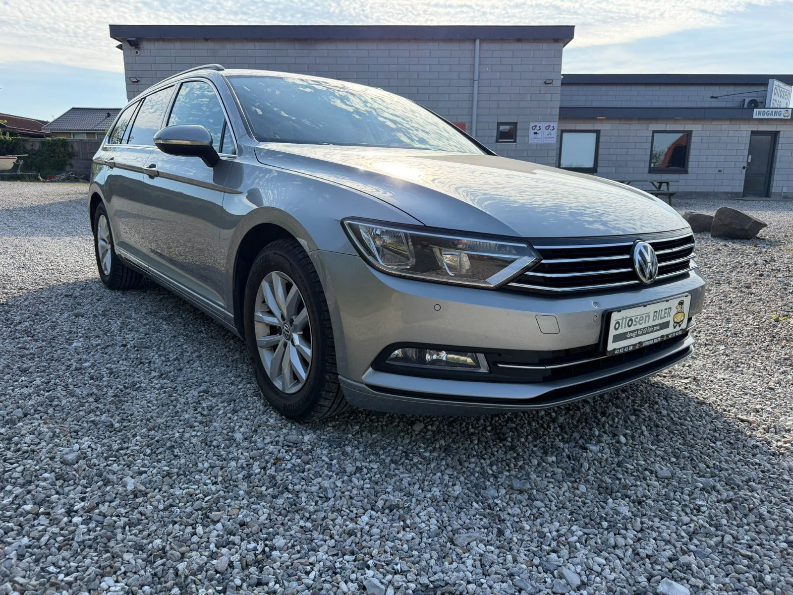 Beige VW Passat fra 2016