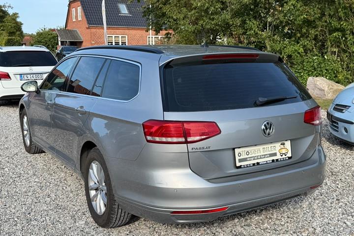 Beige VW Passat fra 2016